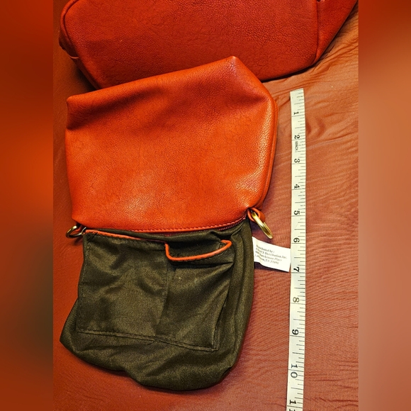 CBOCS  Red Satchel Purse w/Matching Zip Cosmetic Bag Suede Like Lining E.U.C. - Picture 5 of 13